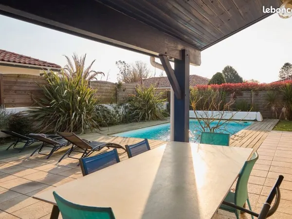 Maison familiale 6 chambres avec piscine