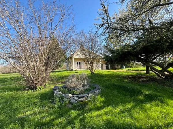 Maison avec joli terrain