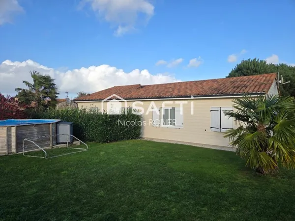 Plain pied trois chambres et un bureau, garage attenant, jardin !
