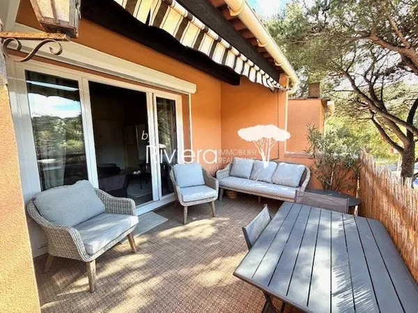 Cavalaire Sur Mer - Centre-ville, 2 pièces de 48.9 m2 avec terrasse de 12 m2 - Parking et Cave.