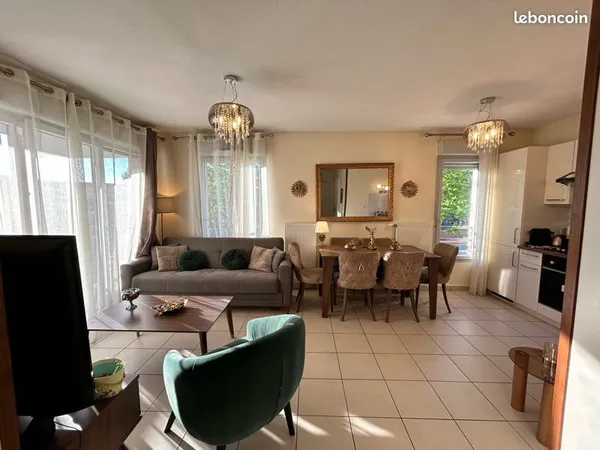 Beau T2 lumineux 43 m² - Cuisine neuve - sdb carrelé - balcon sur la rue principal et Proche transpo