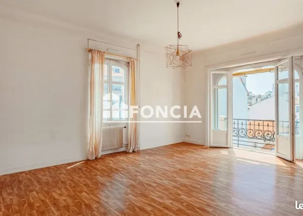 CENTRE-VILLE BIARRITZ Bel appartement avec balcon et vue dominante sur la place Clemenceau, grande e