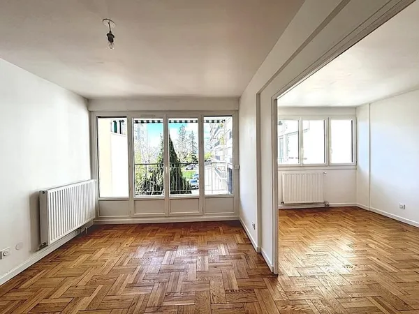 T2 bis rénové 50 m2 balcon parking Sainte-Foy limite Lyon 5