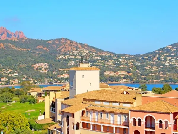 AGAY CAP ESTEREL 2 PIECES ETAGE ET PARKING