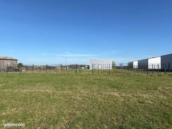 Terrain constructible viabilisé zone artisanale 1385 m²
