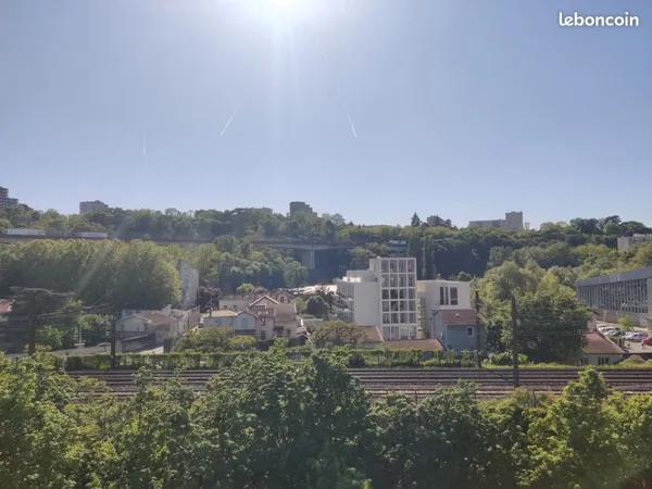 Poste de travail / Bureau à Valmy/Gorge de Loup Lyon 09