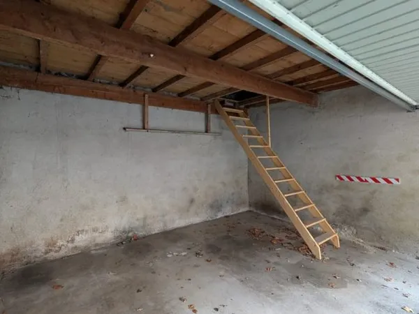 Garage + cour + mezzanine