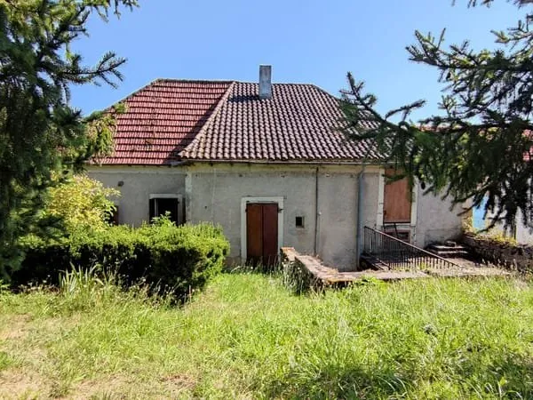Maison de village sur deux niveaux à restaurer avec joli jar