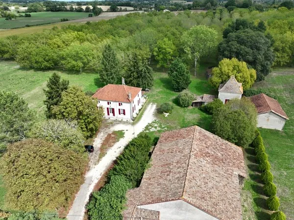 Charmante propriété en piere avec pigeonnier et dépendances