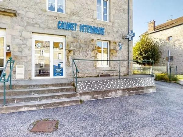 Local commercial en plein centre de Dunières avec parking pr