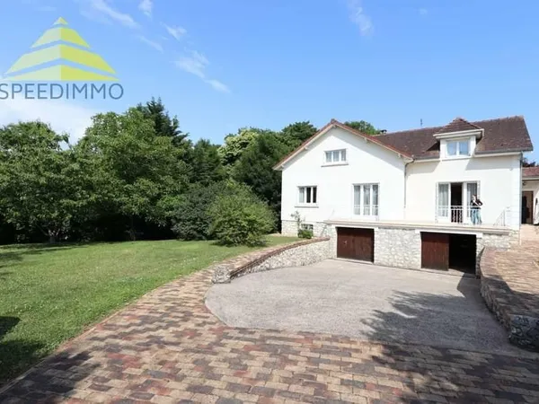 Maison spacieuse à Brunoy - 5 chambres - 181 m² habitables sur un terrain boisé de 4 039 m²