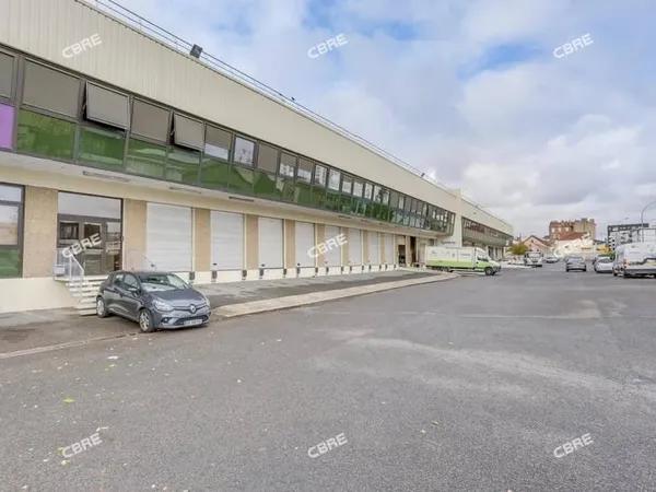 Local d'activité 896 m²