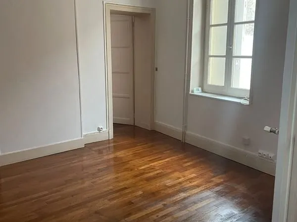 Location maison de ville avec cour et garage