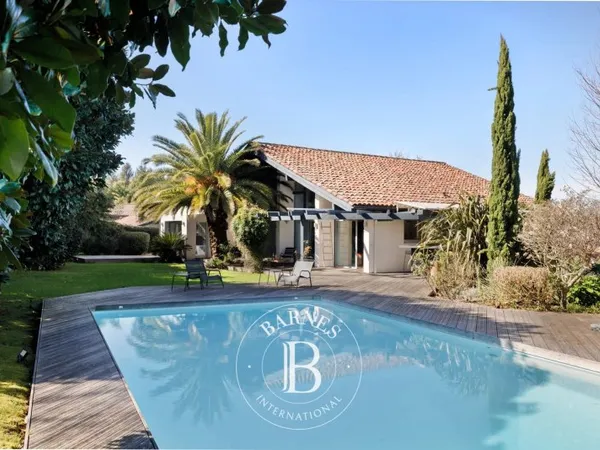 SIMONE - Villa familiale et rénovée, décorée avec goût, piscine chauffée - 4 chambres & 3 salles de 