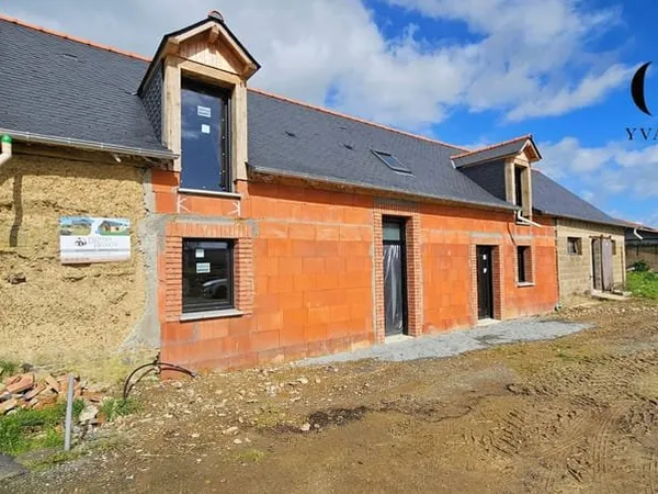 Bâtiment à rénover de 160 m2 de potentiel habitable, annexe