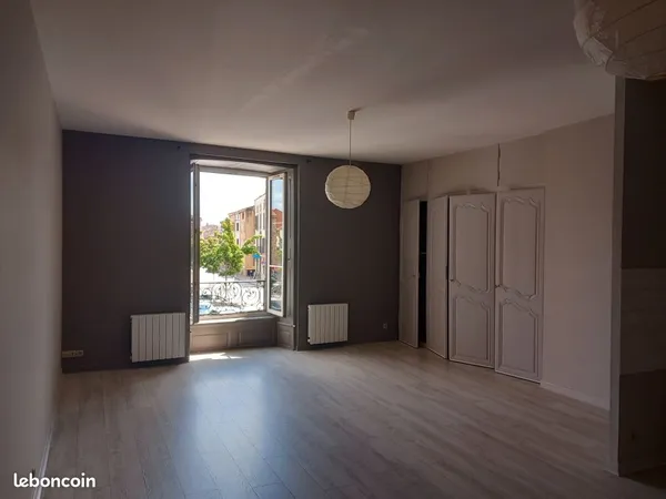 A LOUER GRAND STUDIO 48 m2