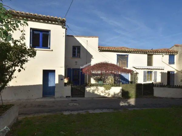 Maison de village avec cour, garages, jardin et dépendances