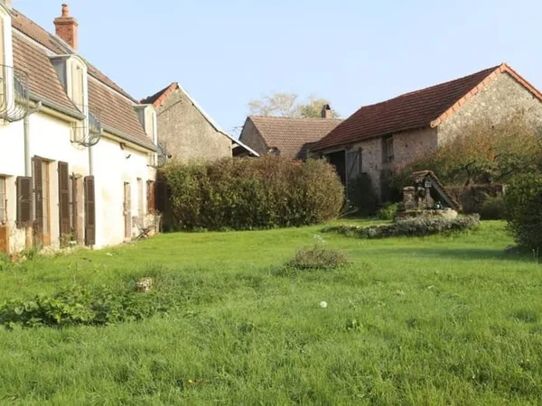 Corps de Ferme sur 2 235 m² de terrain avec dépendances