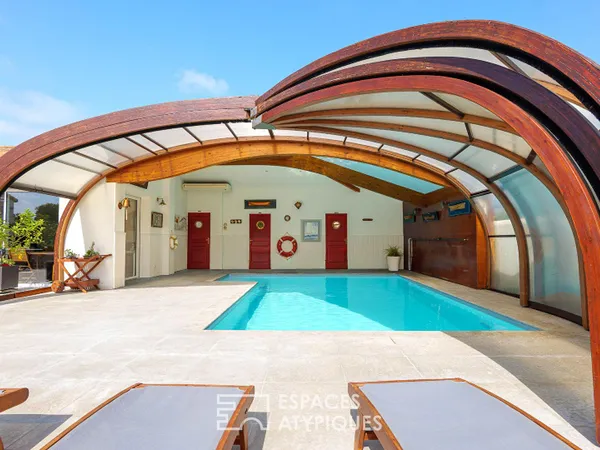 Architecture singulière et piscine toutes saisons à deux pas du littoral