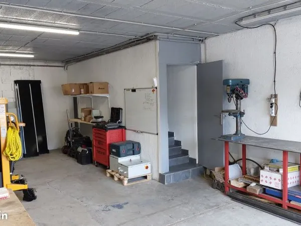 Local professionnel 114 m² avec parking privatif