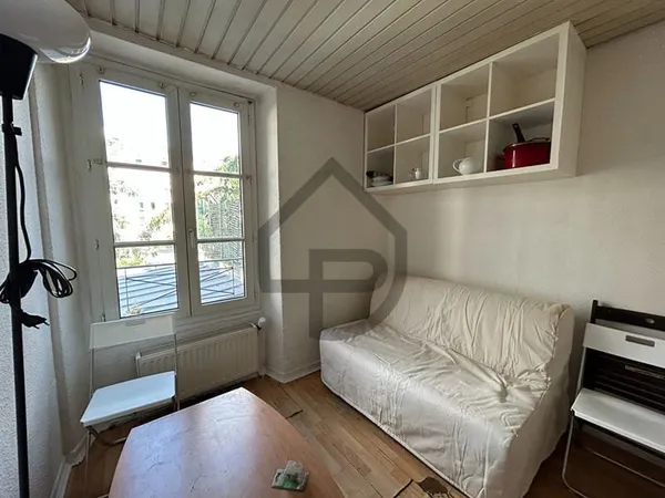 STUDIO MEUBLE DE 13 M²