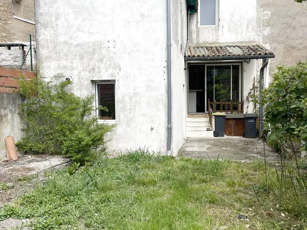 MAISON DE VILLE AVEC JARDIN - CENTRE-VILLE SAINTE-BAZEILLE