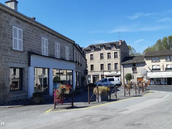 LOCAL COMMERCIAL sur la place principale du bourg 7Kms Lac de Vassivière