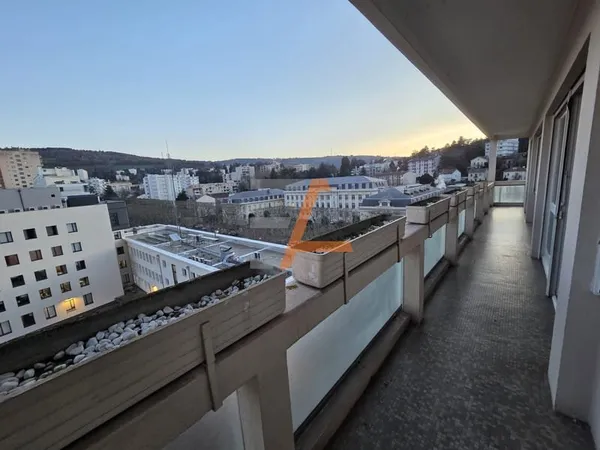 Fauriel, F5 de 102m2 au 8 étage avec balcon et parking colle