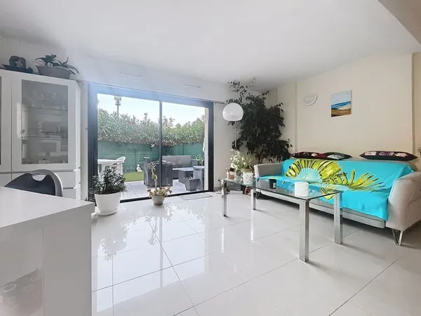 VENTE - SAINT RAPHAEL - APPARTEMENT 2-3 PIECES EN REZ DE JARDIN AVEC PISCINE