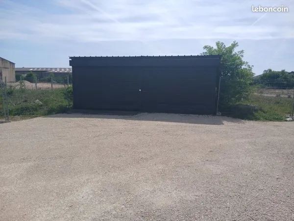 Box garde-meuble garage parking stockage 30 m2 au sol