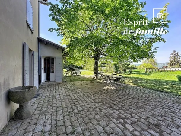 Montanay, maison de famille environ 270m2 avec grand jardin