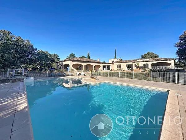 Villa Roquebrune Sur Argens 7 pièces 196.59 m2 sur 10 015 m2 de terrain avec piscine, garage et anne