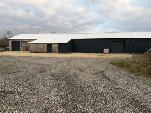 TOUL : GRAND BOX DE STOCKAGE DE 27 M2