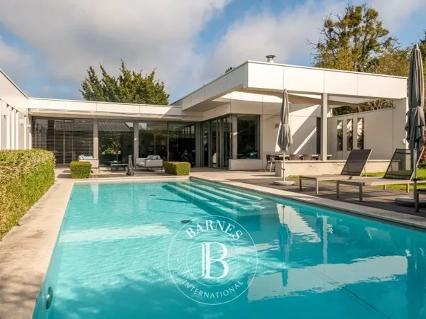Exclusivité - Saint Cyr au Mont d'Or - Maison contemporaine - Terrain de 1378m² - Piscine - 4 chambr