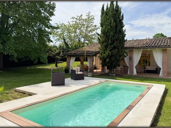 Grande longère avec piscine et dépendances