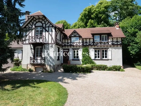 Dans le sud du Vexin français, à 45 km de Paris, une maison à colombages, ses dépendances et son jar
