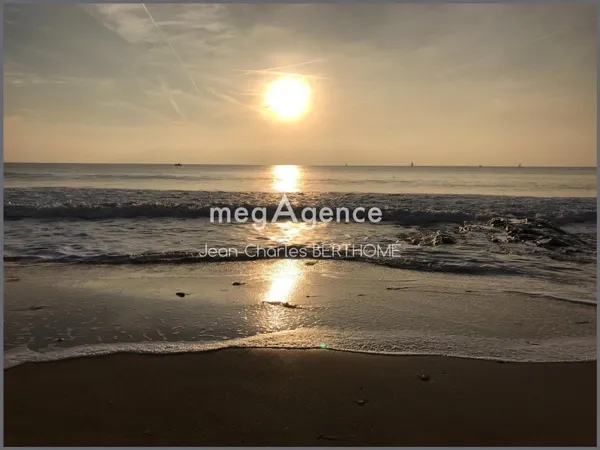 Idéalement située, à deux pas de la plage, du marché Arago et de toutes commodités, maison de 85m2 h