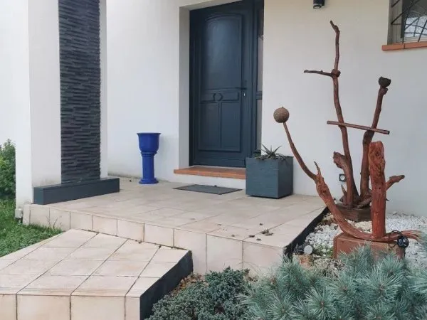 Maison T6 avec garage, jardin et piscine