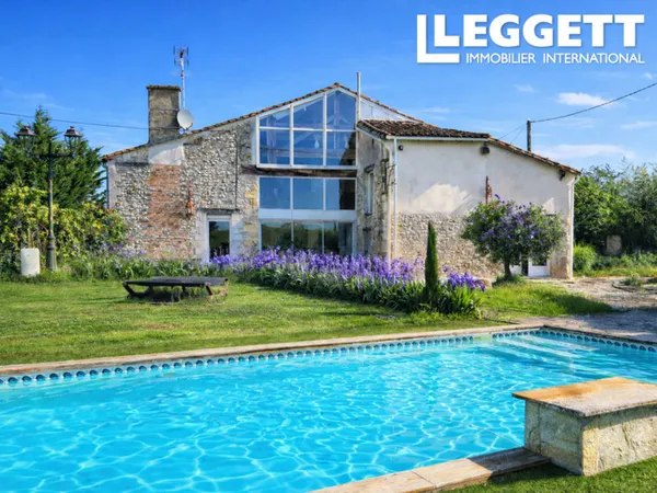 Superbe maison de campagne de caractère avec piscine, verger, espace de vie modulable et vue imprena