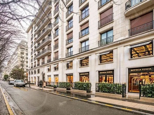 Avenue Montaigne Immeuble Face à l'hôtel Plaza athénée triangle d'or Appartement donnant sur jardin