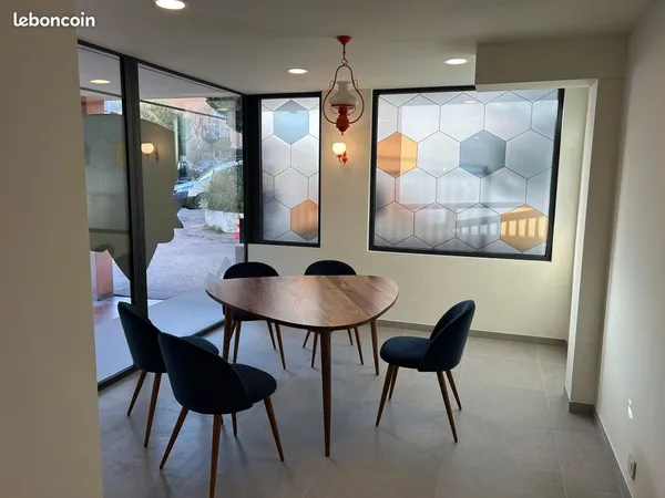 Local commercial / bureaux / profession libérale - Cavalaire-sur-Mer, 30m² refait à neuf et 2 places