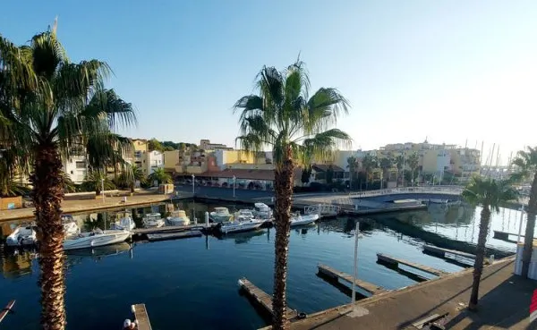 Studio sur marina avec piscine et parking