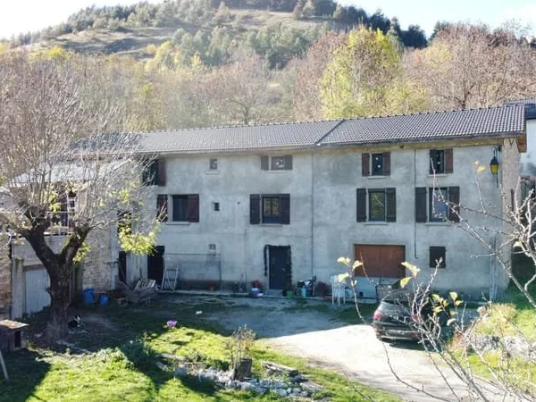 Corp de ferme rénové T8 d'environ 210 m² habitables et 100m² de sous-sol / garage, sur une parcelle 