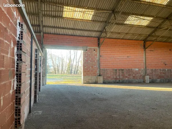 Garage location d'emplacement pour camping cars, voitures, remorques, bateaux, moto, garde meubles L