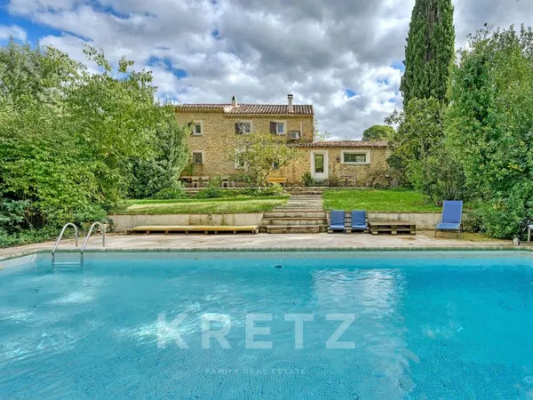 Mazet en pierre rénové, 170 m², piscine et grand terrain près d'Uzès