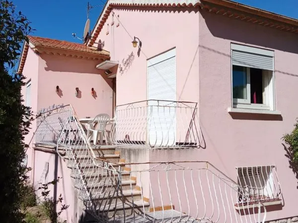 Grande Maison ensoleillée a fort potentiel a la Seyne sur Mer.