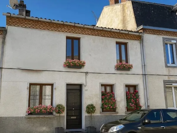 Maison de ville pleine de caractère, idéalement située dans la cité médiévale du Dorat
