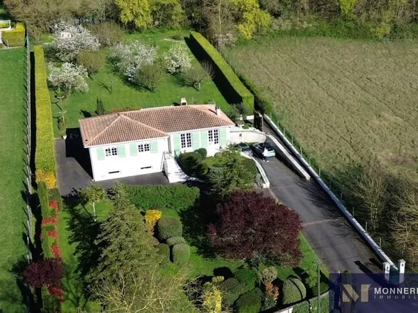 MAISON TRES BIEN ENTRETENUE AVEC BEAU JARDIN