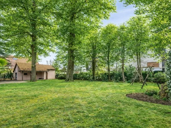 Villa contemporaine baignée de lumière à la lisière de Garches