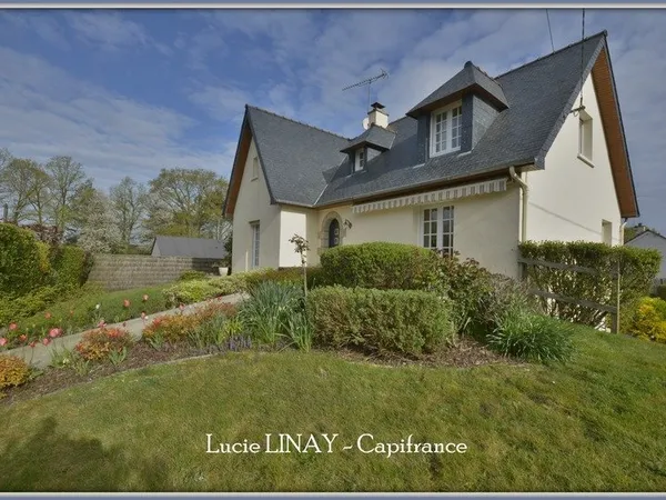 Proximité Laval, maison familiale en très bon état sur grand terrain